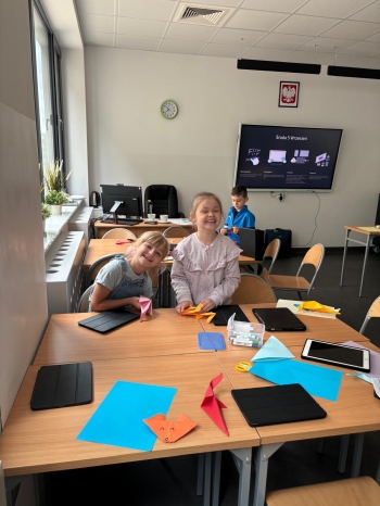 Dziewczynki podczas tworzenia z origami 