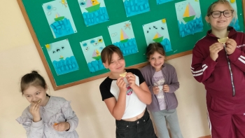 Uśmiechnięte dziewczynki po teście cytryny