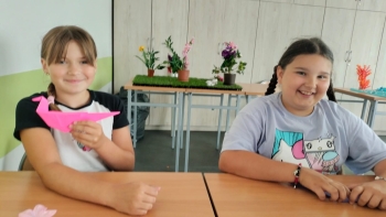 Dwie dziewczynki i origami 