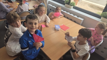 Dzieci tworzące origami na makiety 