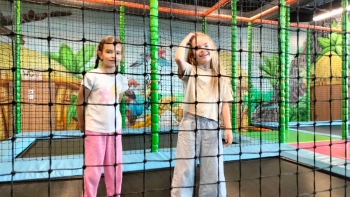 Dziewczynki na trampolinie w sali zabaw Honolulu 