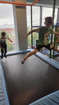 Chłopcy w sali zabaw Honolulu na trampolinie 