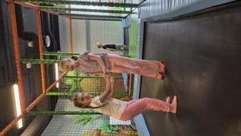 Dziewczynki w sali zabaw Honolulu na trampolinie