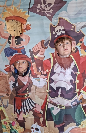 Chłopcy na tle piratów 