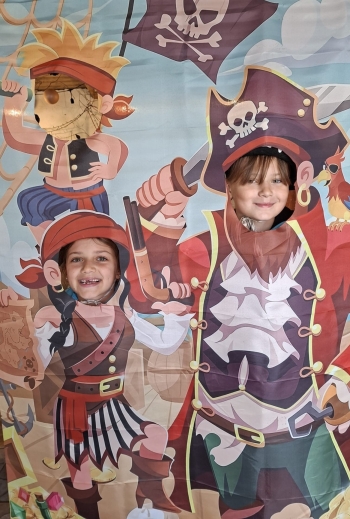 Dziewczynki na tle piratów 