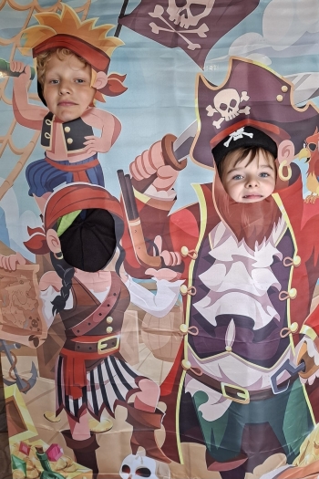 Dwóch chłopców na tle piratów 