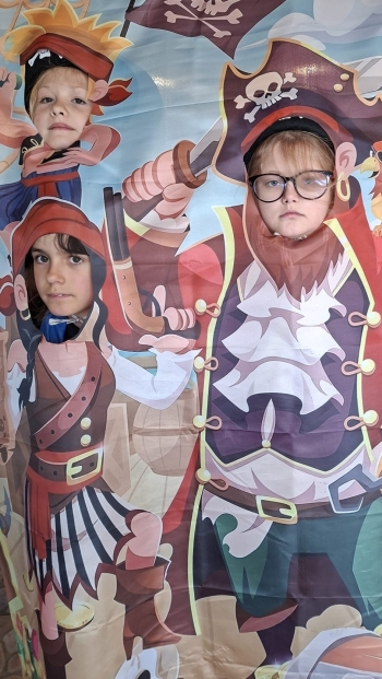 Trzy dziewczynki na tle piratów 