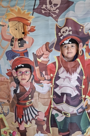 Dwie dziewczynki na tle piratów 
