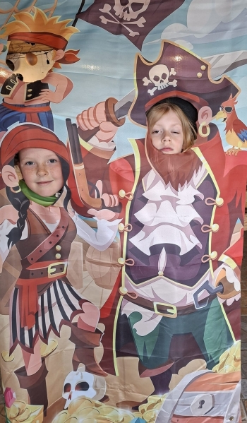 Mrugające dziewczynki na tle piratów 