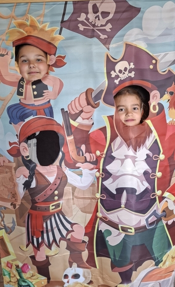 Uśmiechnięte dziewczynki na tle piratów 