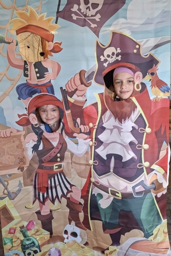 Na tle piratów dwie dziewczynki 