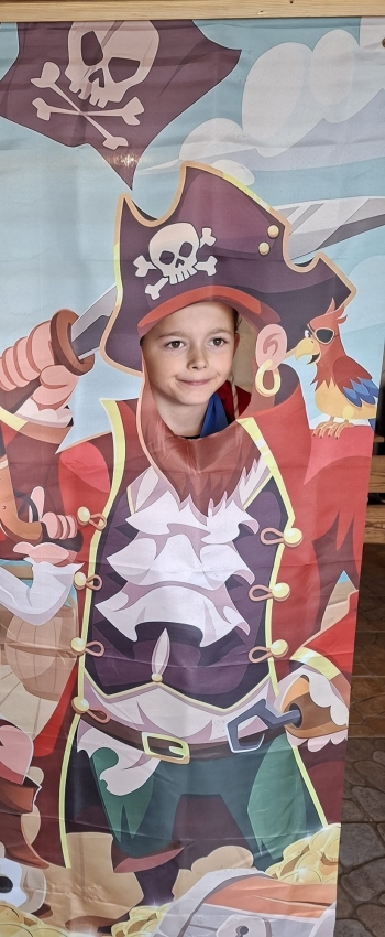 Chłopiec na tle piratów 