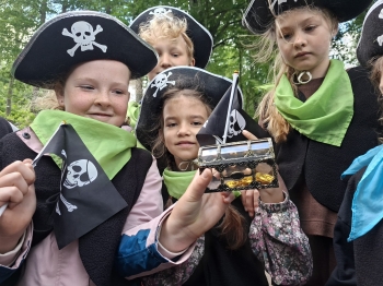 Dzieci mające skarb piratów