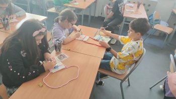 Dzieci podczas warsztatów twórczych- portfeliki 