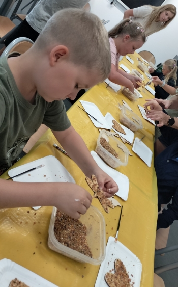 chłopiec wykonuje pamiątkę