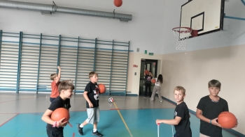zabawa w sali gimnastycznej