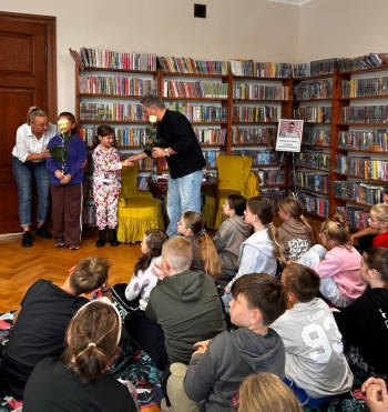 uczennica wręcza kwiat pisarzowi