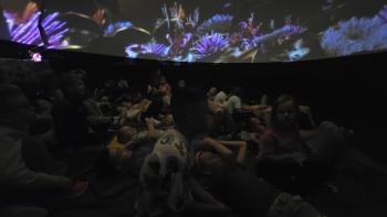 uczniowie oglądają film w balonie 