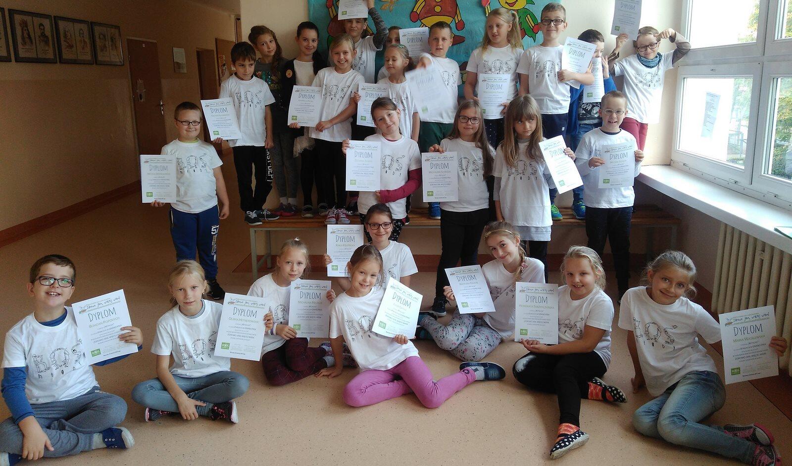 Uczniowie Z Klasy 3d Usiedli Na 4 Lawkach SUKCES! Uczniowie 3d laureatami Ogólnopolskiego Konkursu - Szkoła