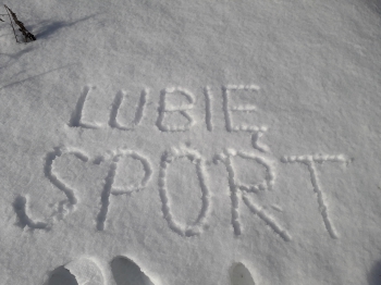 Napis na śniegu Lubię sport