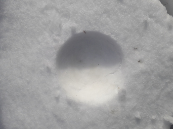 Piłka zrobiona ze śniegu