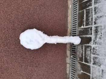 Rakieta tenisowa zrobiona ze śniegu