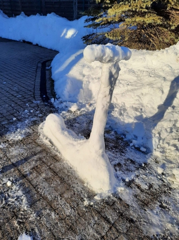 Rzeźba ze śniegu w kszałcie hulajnogi.jpeg