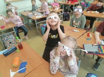 Dzieci w papierowych okularach 