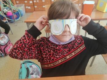 Dziewczynka w papierowych okularach 