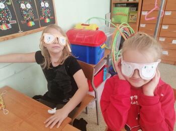 Dziewczynki w papierowych okularach 