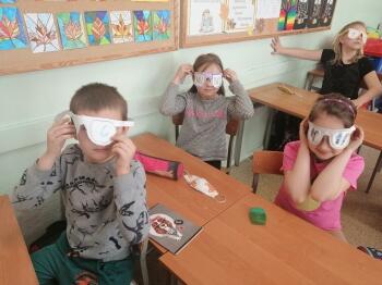 Dzieci w papierowych okularach 