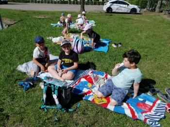 Dzieci na pikniku 