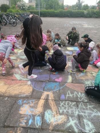 Dzieci malują kredą 