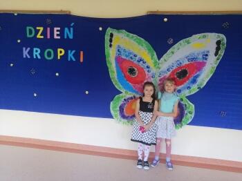 Dziewczynki i malowany motyl