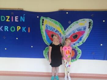 Dziewczynki dwie z motylem