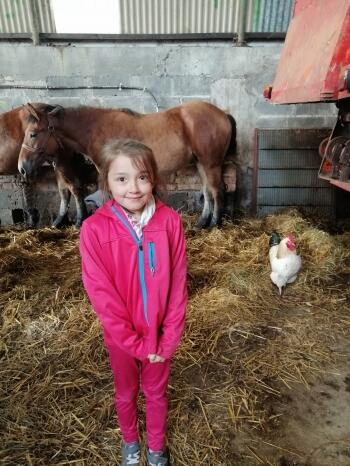 Dziewczynka, koń i kura