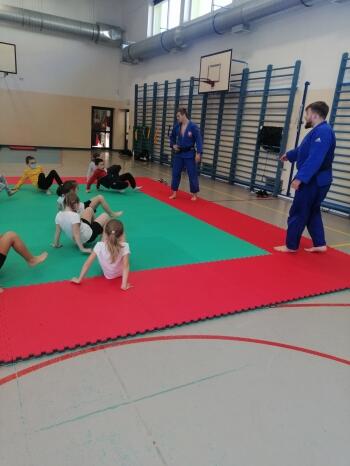 Dzieci na macie do judo