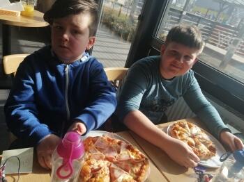 chłopcy z pizzą