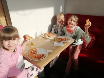 druga grupa dziewczynki jedzące pizzę