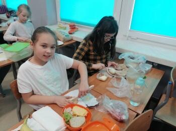 Przygotowanie zdrowych kanapek przez uczniów