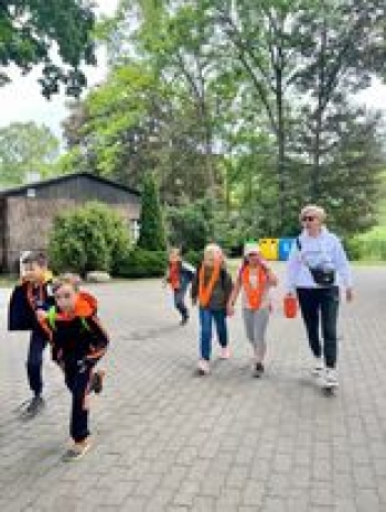 Dzieci na spacerze w Zoo