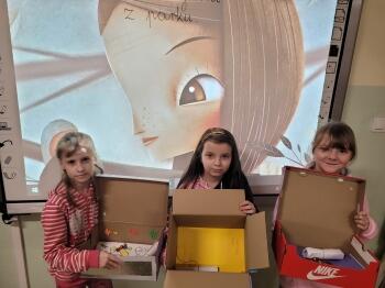 Dziewczynki trzymają pudełko 