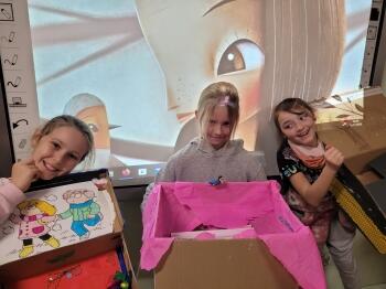 Dziewczynki prezentują pudełko 