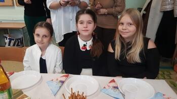 Trzy dziewczynki przy stole