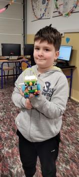 Konstrukcja chłopca z klocków Lego