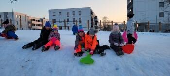 Dzieci bawiące się na śniegu