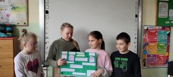Uczniowie prezentują plakat