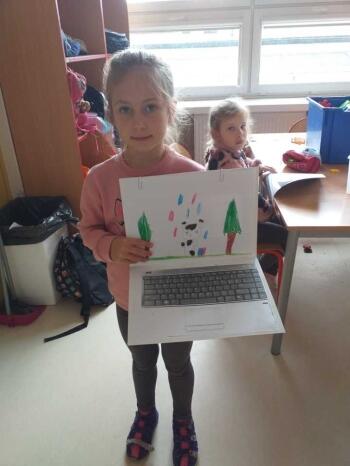 dziewczynka z laptopem.jpeg