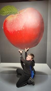 Chłopiec jabłkiem w tle