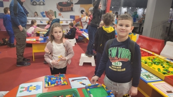 Dzieci budujące z klocków  lego